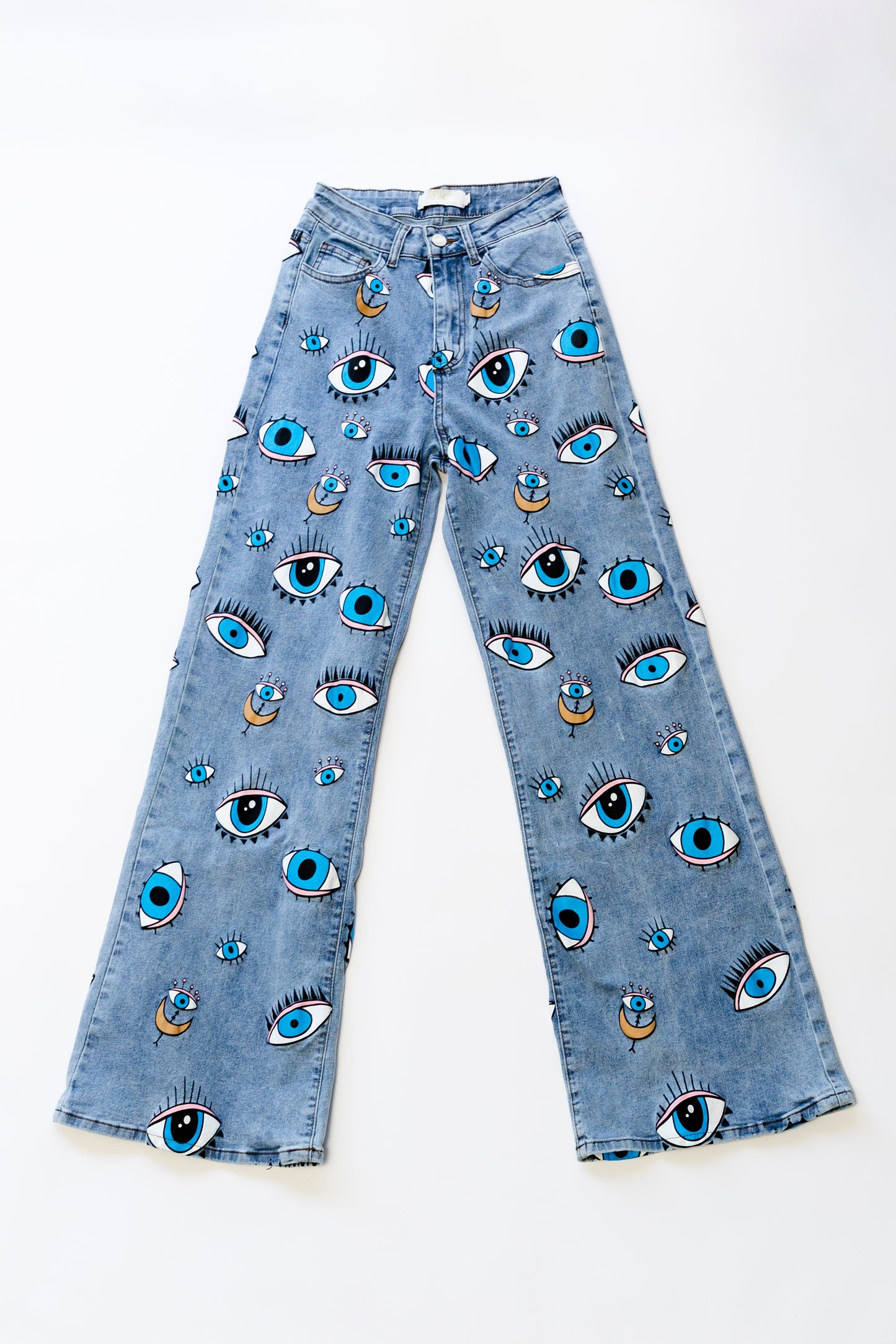 MEDELLÍN — flare jeans with a magnetic gaze