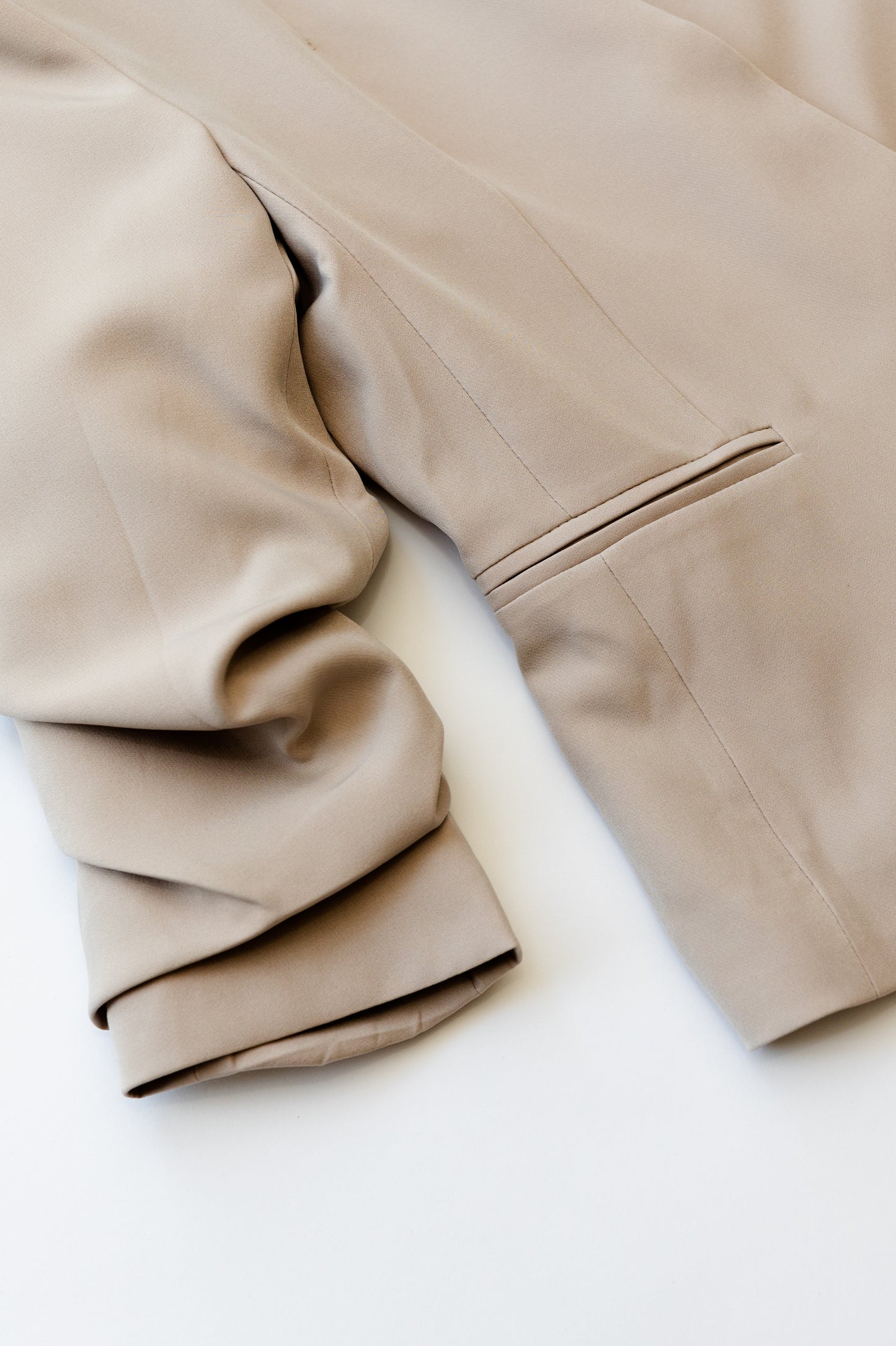 SYDNEY – Scrunched sleeve blazer