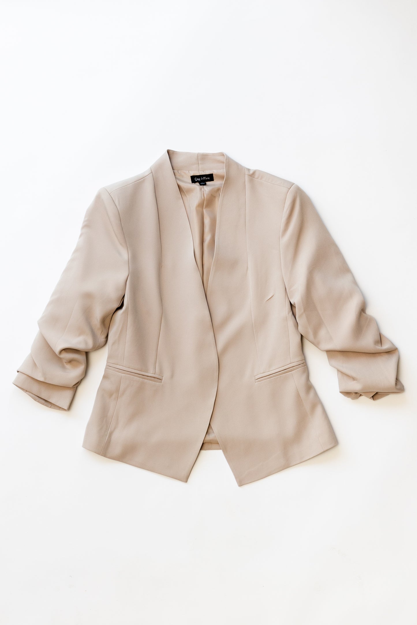 SYDNEY – Scrunched sleeve blazer