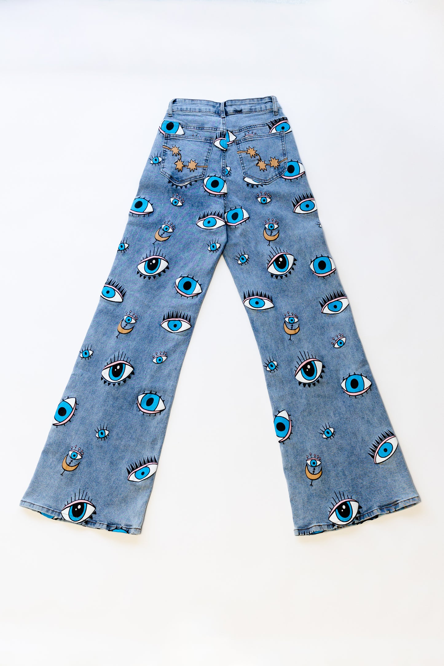 MEDELLÍN — flare jeans with a magnetic gaze