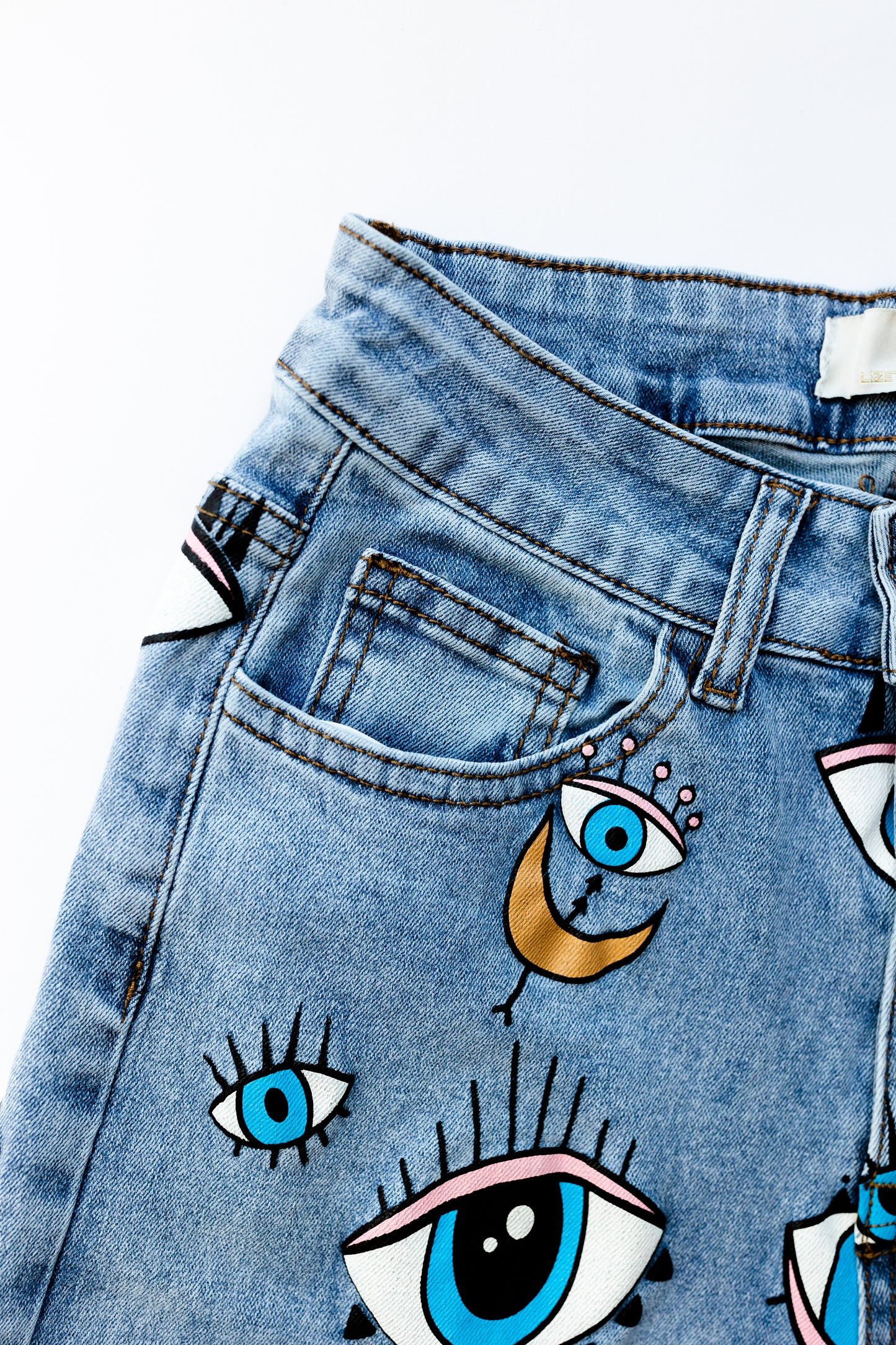 MEDELLÍN — flare jeans with a magnetic gaze